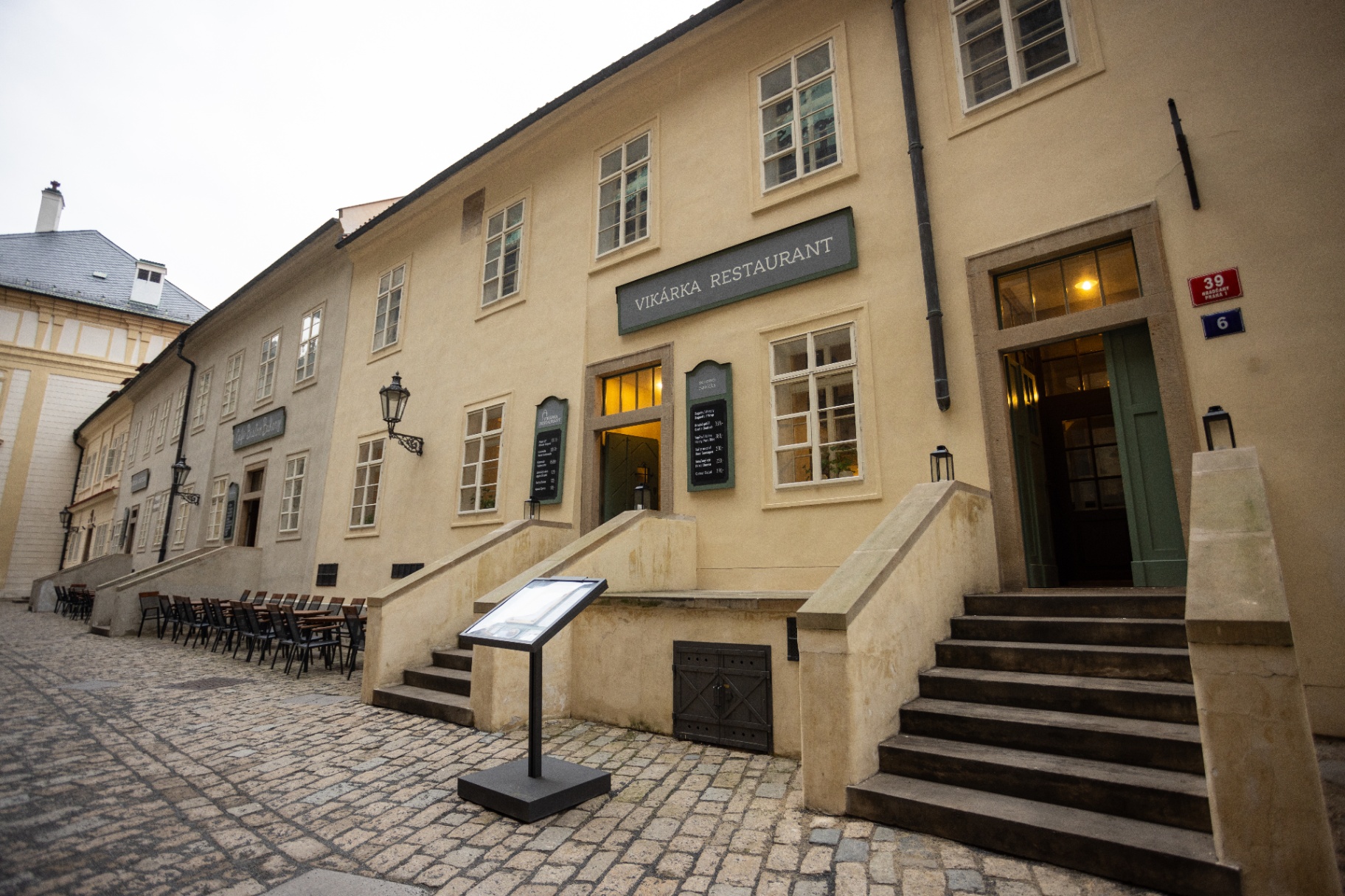 Vstup do restaurace Vikárka