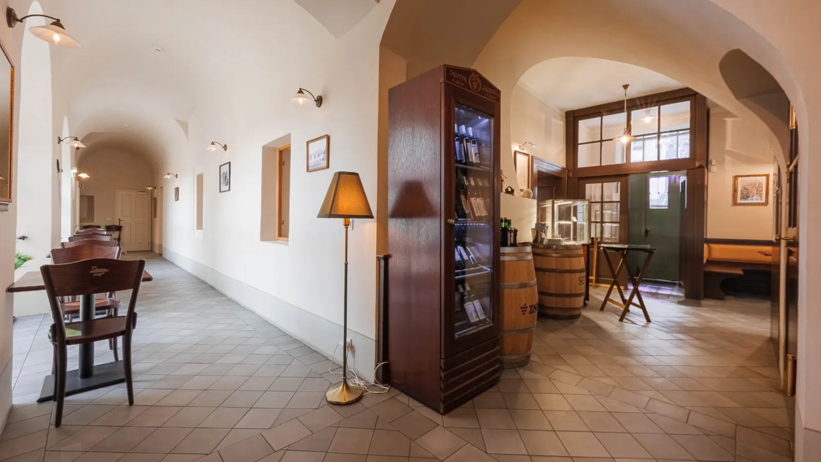 Historická klenutá chodba restaurace Vikárka