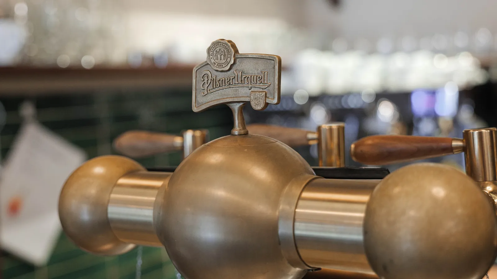 Historická pivní pípa Pilsner Urquell v restauraci Vikárka