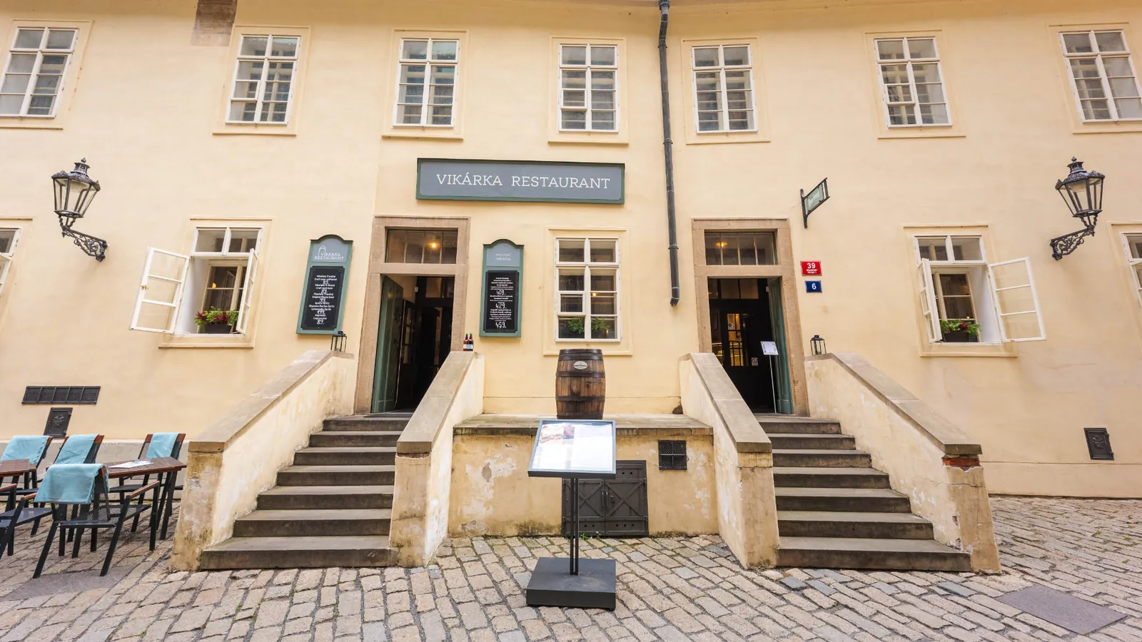 Průčelí restaurace Vikárka na Pražském hradě